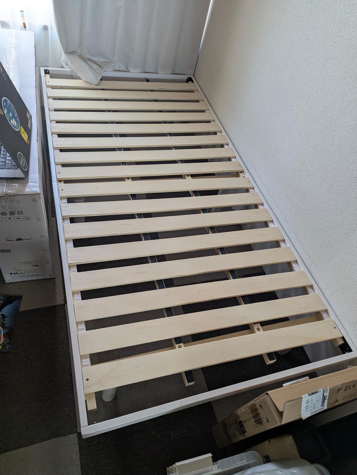 Single-bed frame with adjustable height